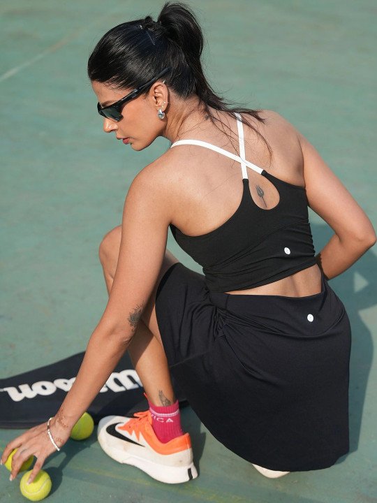 Black Cross Back Sports Bra - Image 2