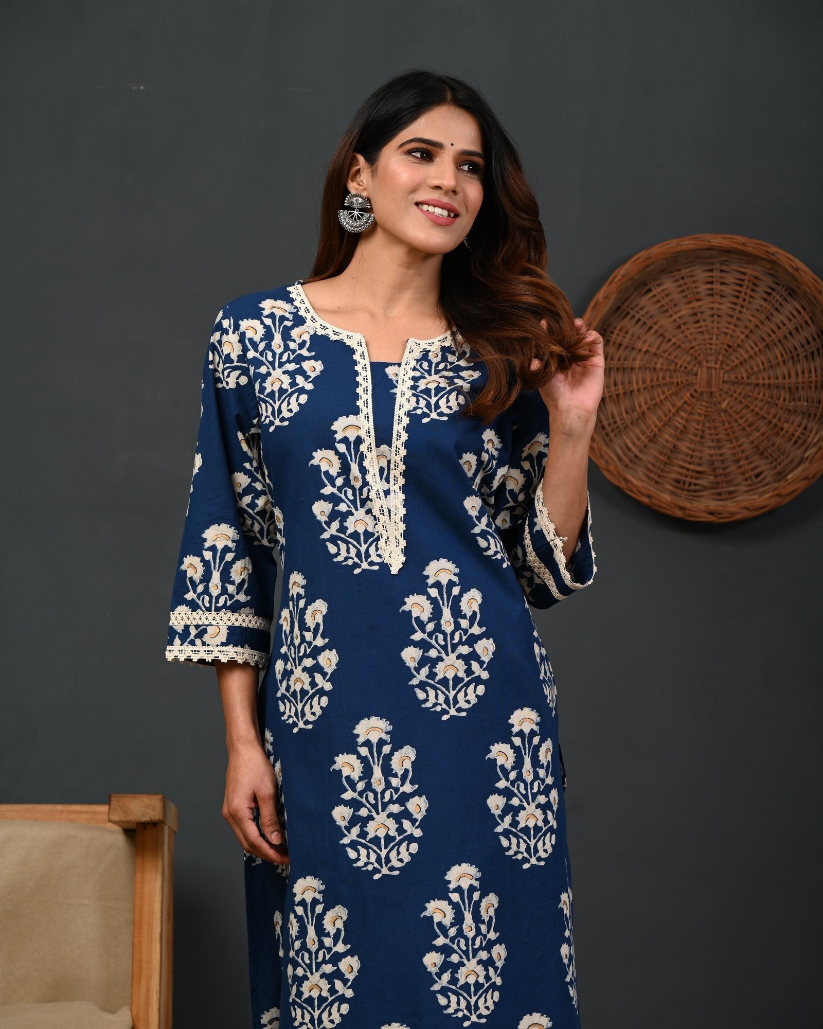 Floral Printed Notch-Neck Straight Kurta - Image 3