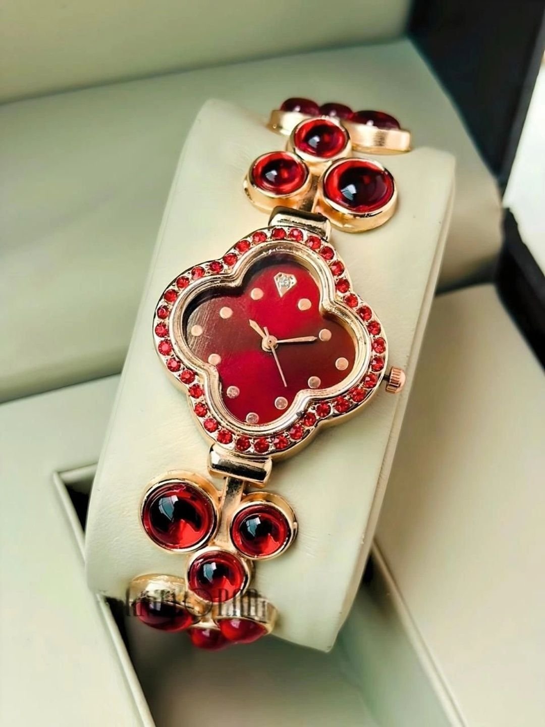 EVRGLOW Women Embellished Dial & Stainless Steel Bracelet Style Straps Analogue Watch ERW-30 RED - Image 4