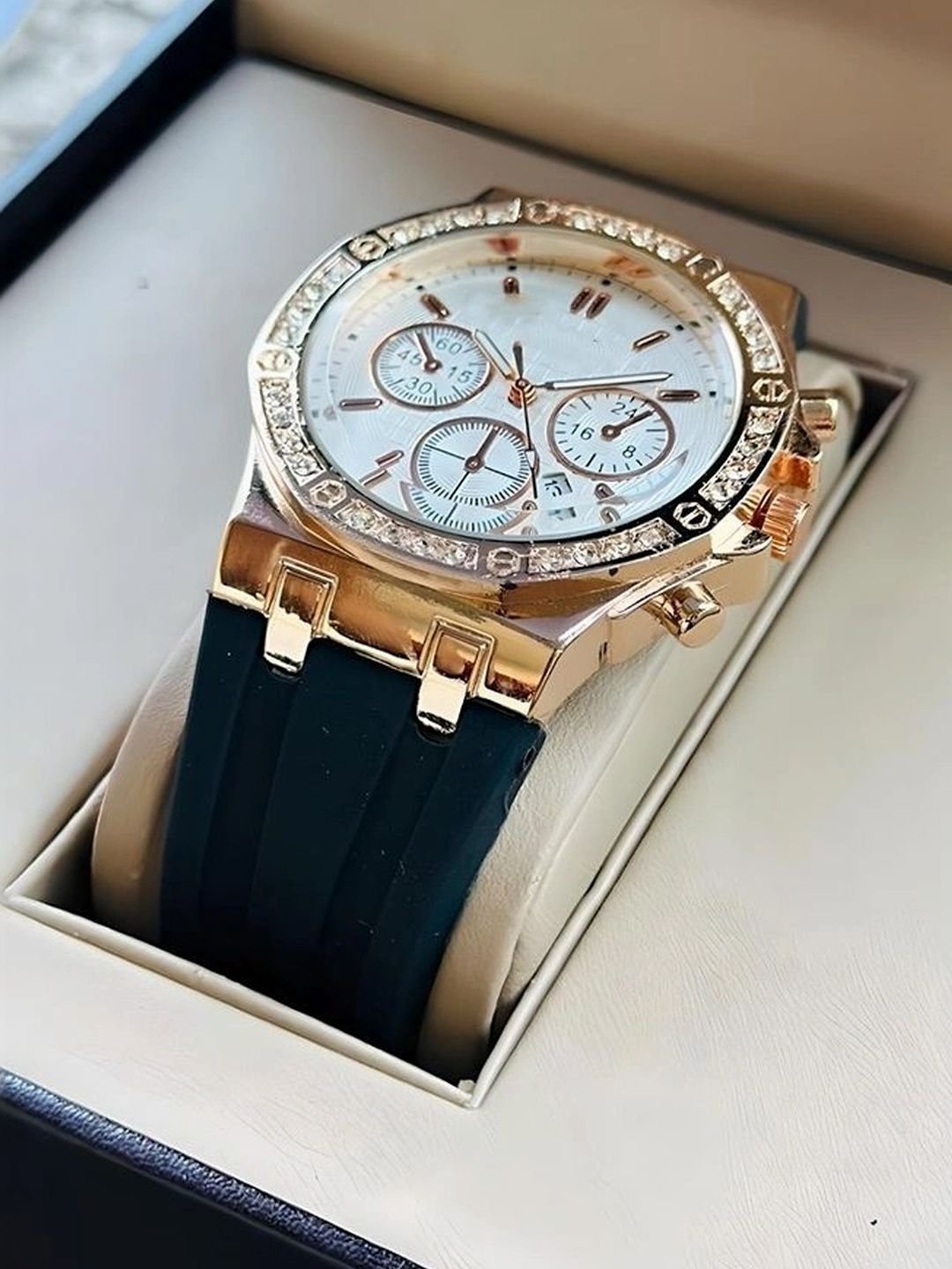 Men Dial & Straps Analogue Chronograph Watch - Image 3