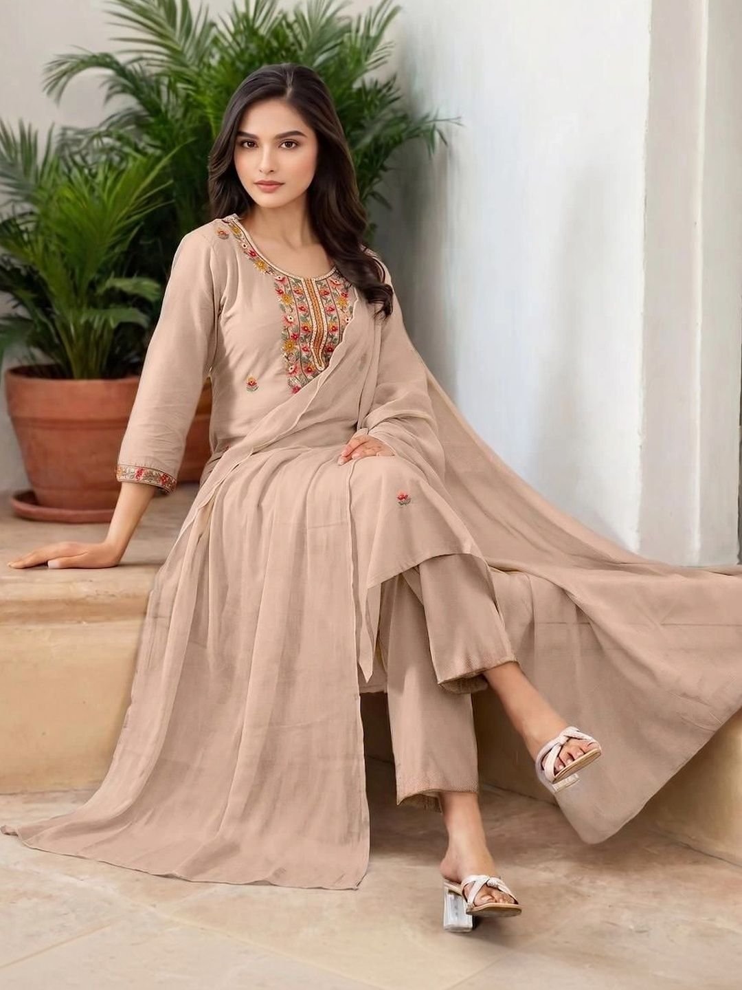 Anouk Anouk Women Ethnic Motifs Embroidered Regular Thread Work Kurta with Trousers & With Dupatta - Image 4
